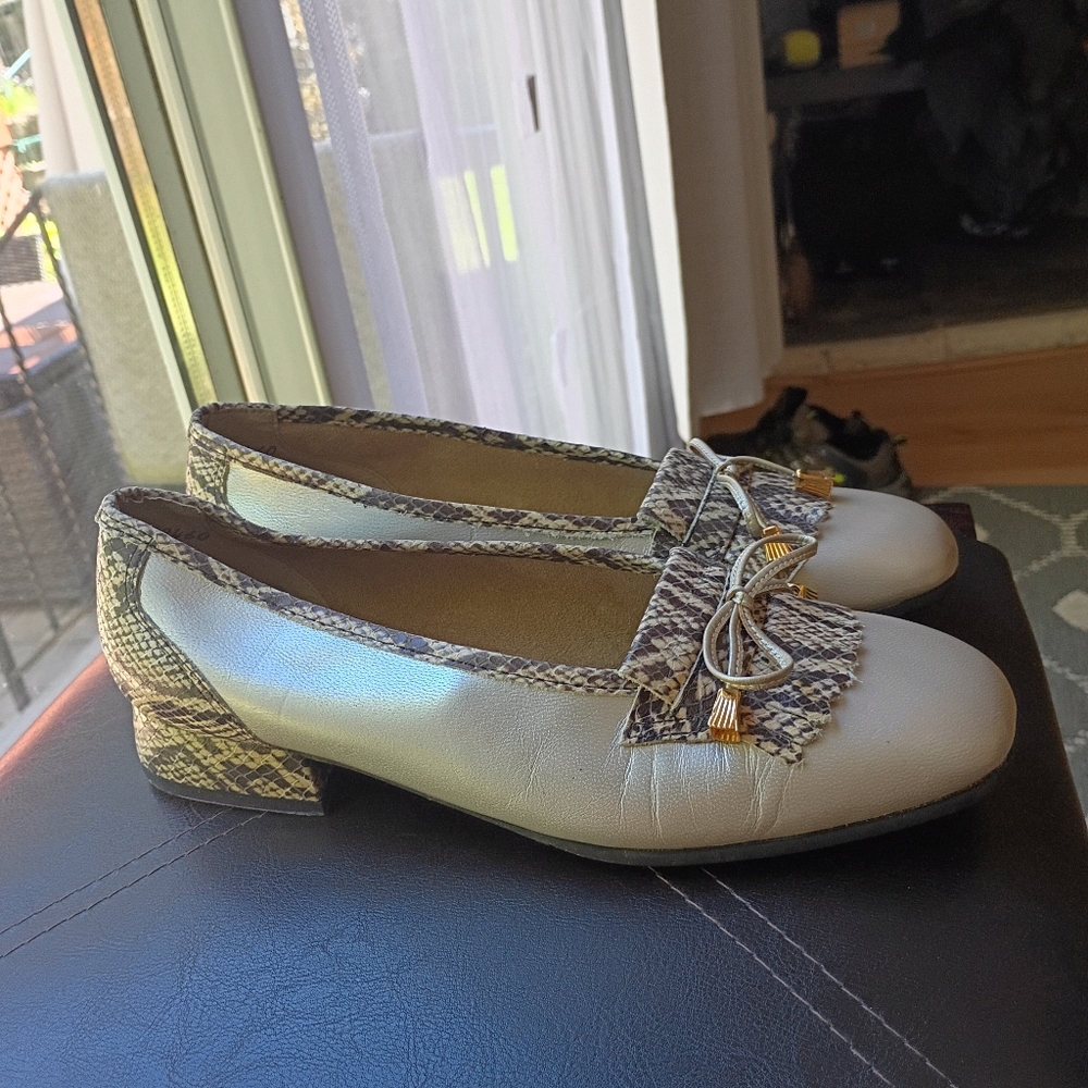 California Magdesians Vintage Leather Loafers Fringe Women’s Size 7 WIDE- NWT.